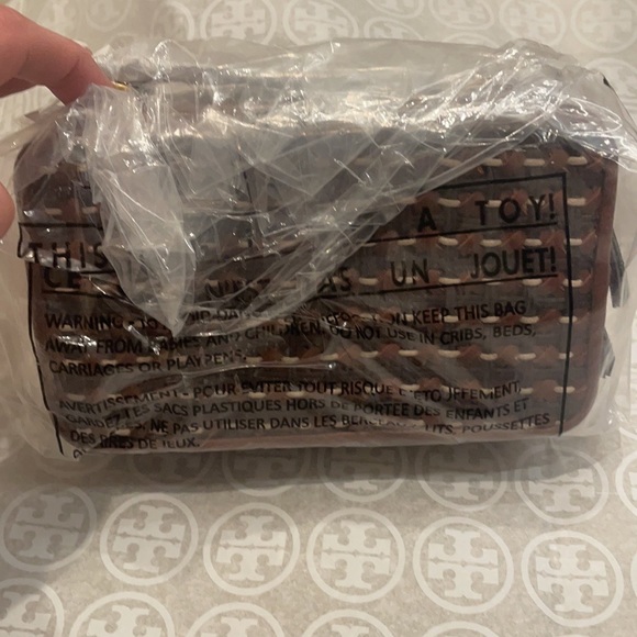 Tory Burch Britten Woven Small Top Handle Case - Picture 12 of 13